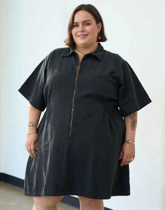 Vestido utilitario con cremallera ceñida