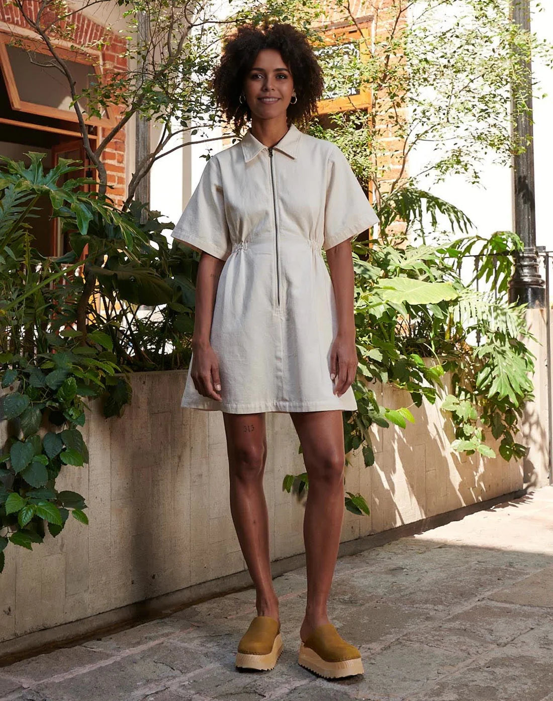 Vestido utilitario con cremallera ceñida
