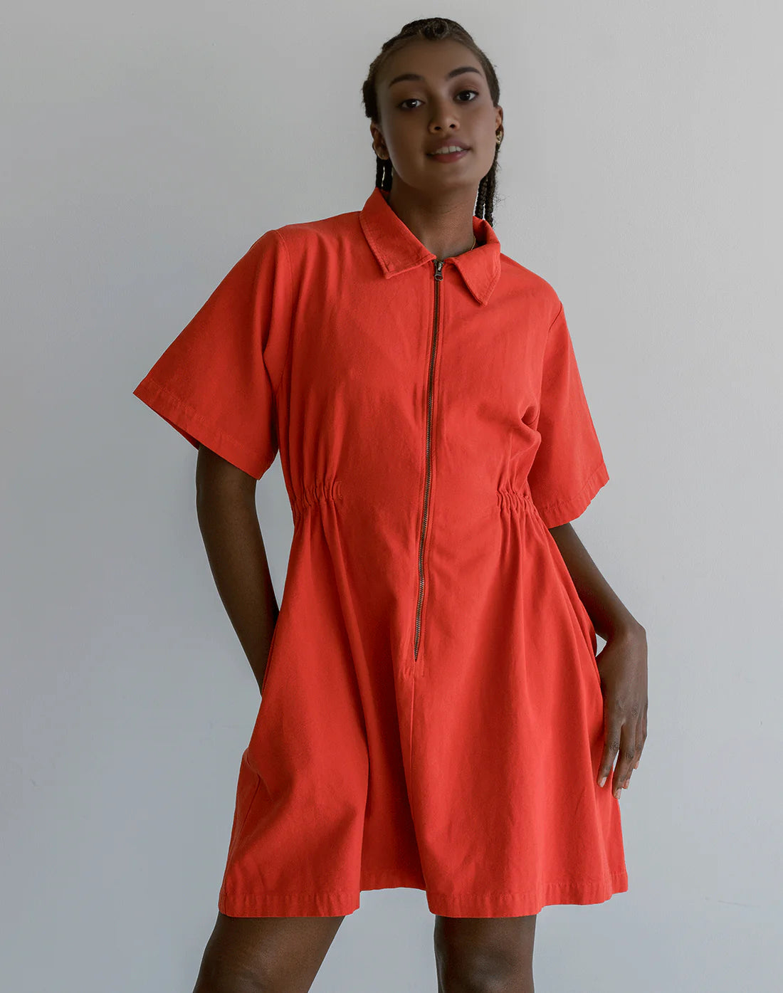 Vestido utilitario con cremallera ceñida