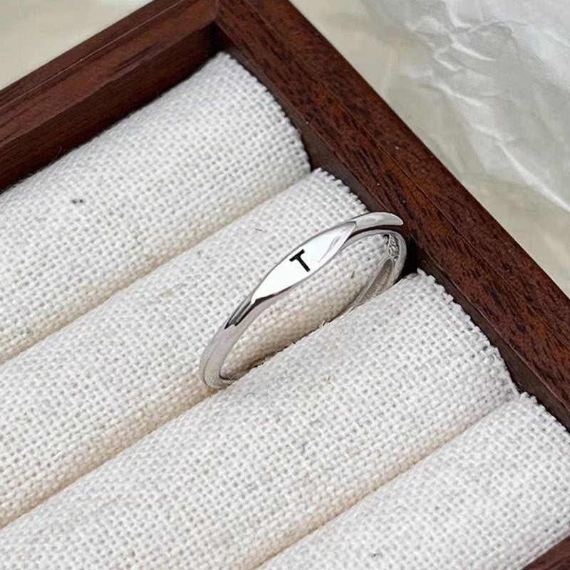 Anillo con inicial de plata Bevalora™