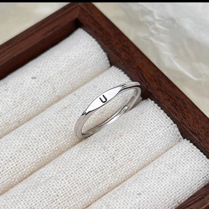 Anillo con inicial de plata Bevalora™